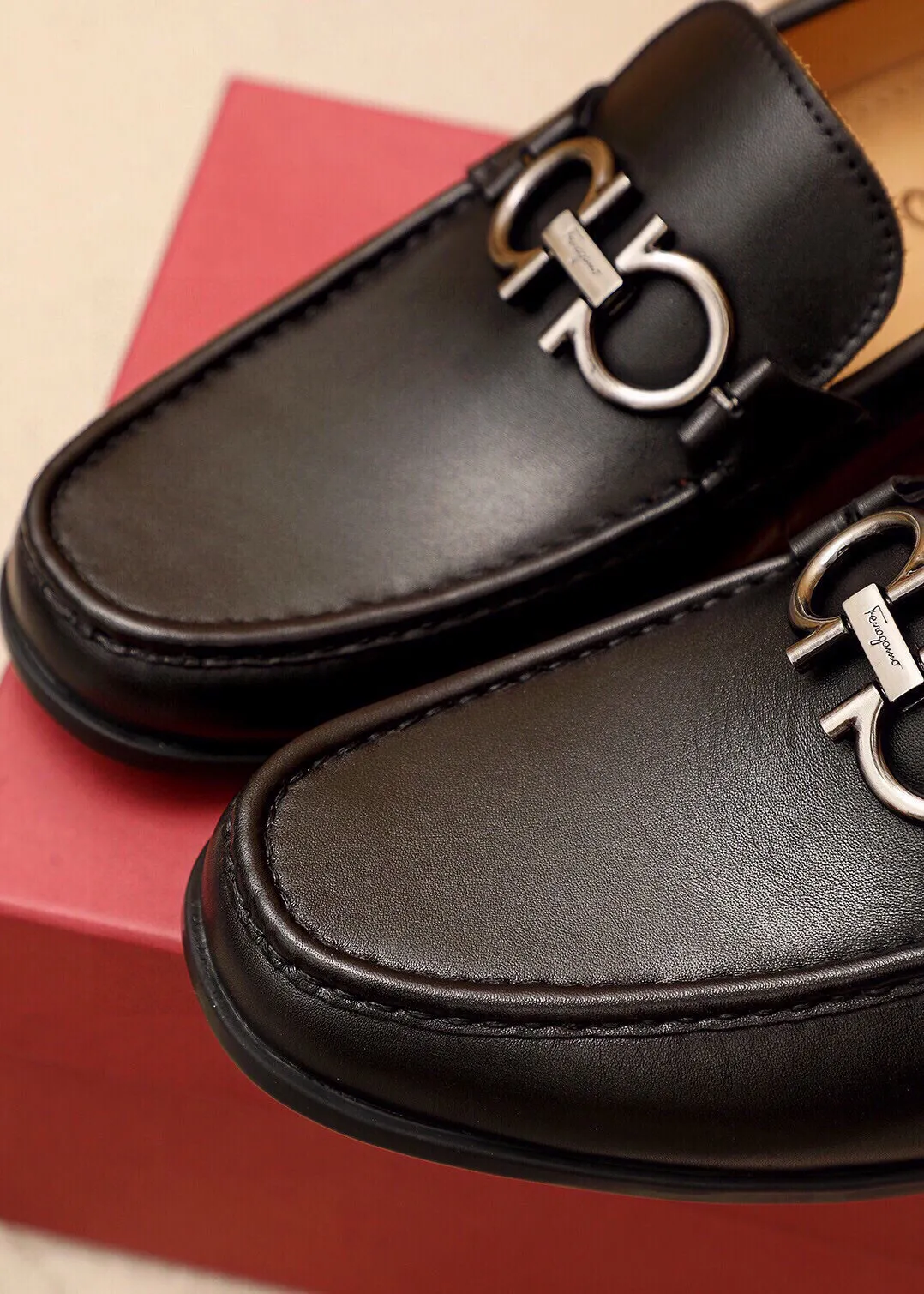 Men's shoes 💰480 💐 Product trademark: Ferragamo "Ferragamo" casual leather shoes Regular size: 38-44 (45🉑️customized) Product materials: Selected imported first-layer calfskin upper + luxury hardware buckle, imported water-dyed cow leather lining. Strong three-dimensional visual effect, original outsole color: 4⃣️seed leather materials available